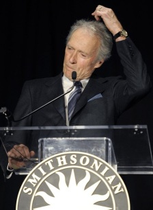 Clint Eastwood que fue honrado a principios del año por el Smithsonian, no cree que haya intención de apoyar a Obama con este anuncio